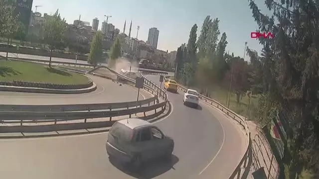 Son dakika haber... BAĞCILAR'DA VİRAJA HIZLA GİREN OTOMOBİL BARİYERE ÇARPTI; KAZA ANI KAMERADA Son dakika haber... BAĞCILAR'DA VİRAJA HIZLA GİREN OTOMOBİL BARİYERE ÇARPTI; KAZA ANI KAMERADA