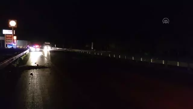Bariyerlere çarparak takla atan otomobilin sürücüsü yaralandı Bariyerlere çarparak takla atan otomobilin sürücüsü yaralandı