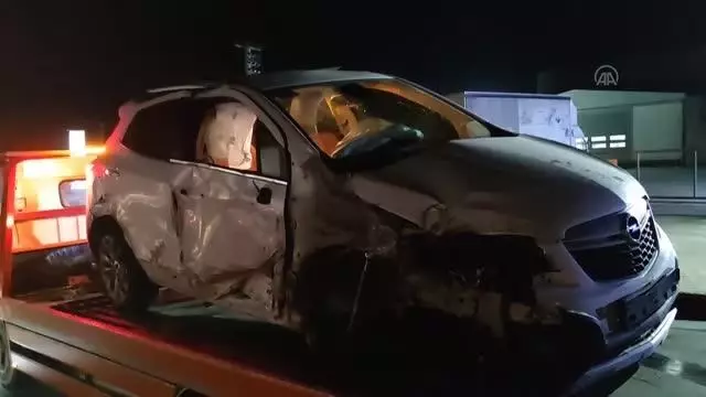 Bariyerlere çarparak takla atan otomobilin sürücüsü yaralandı Bariyerlere çarparak takla atan otomobilin sürücüsü yaralandı