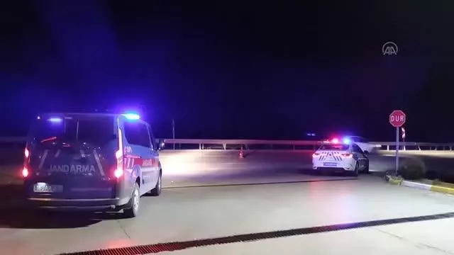 Bariyerlere çarparak takla atan otomobilin sürücüsü yaralandı Bariyerlere çarparak takla atan otomobilin sürücüsü yaralandı