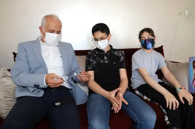 Başkan Gültak, gözlüğü kırılan öğrencinin talebini yanıtsız bırakmadı Başkan Gültak, gözlüğü kırılan öğrencinin talebini yanıtsız bırakmadı