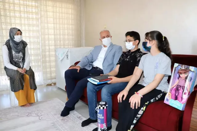 Başkan Gültak, gözlüğü kırılan öğrencinin talebini yanıtsız bırakmadı Başkan Gültak, gözlüğü kırılan öğrencinin talebini yanıtsız bırakmadı
