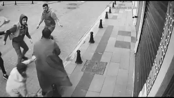 BAYRAMPAŞA'DA 'METAFİZİK UZMANI' İLE KARDEŞİNE SALDIRININ GÖRÜNTÜLERİ ORTAYA ÇIKTI BAYRAMPAŞA'DA 'METAFİZİK UZMANI' İLE KARDEŞİNE SALDIRININ GÖRÜNTÜLERİ ORTAYA ÇIKTI