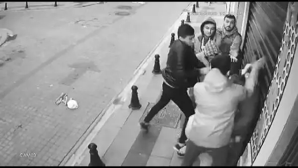 BAYRAMPAŞA'DA 'METAFİZİK UZMANI' İLE KARDEŞİNE SALDIRININ GÖRÜNTÜLERİ ORTAYA ÇIKTI BAYRAMPAŞA'DA 'METAFİZİK UZMANI' İLE KARDEŞİNE SALDIRININ GÖRÜNTÜLERİ ORTAYA ÇIKTI