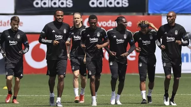 Beşiktaş'a Galatasaray derbisi öncesi peş peşe kötü haberler! 4 isim kadrodan çıkarıldı Beşiktaş'a Galatasaray derbisi öncesi peş peşe kötü haberler! 4 isim kadrodan çıkarıldı