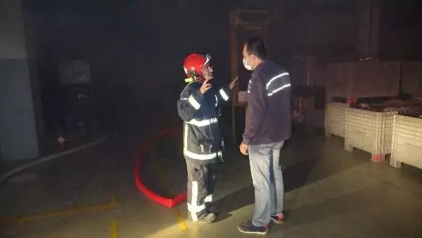 Son dakika gündem: Bursa'da kauçuk fabrikasında çıkan yangında, 6 işçi dumandan etkilendi Son dakika gündem: Bursa'da kauçuk fabrikasında çıkan yangında, 6 işçi dumandan etkilendi