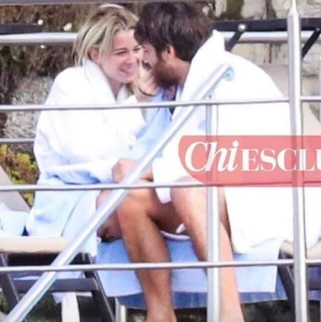 Can Yaman, başka bir adamla öpüşme görüntüsü çıkan sevgilisiyle sarmaş dolaş görüntülendi Can Yaman, başka bir adamla öpüşme görüntüsü çıkan sevgilisiyle sarmaş dolaş görüntülendi