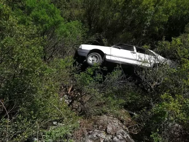 Çanakkale'de takla atan otomobildeki arılar yola saçıldı Çanakkale'de takla atan otomobildeki arılar yola saçıldı