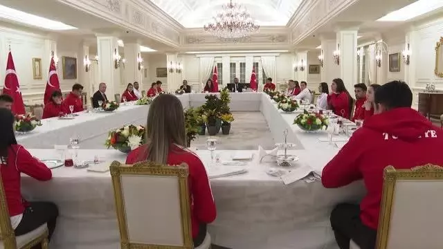 Son Dakika | Cumhurbaşkanı Erdoğan, Avrupa ve Dünya şampiyonalarında madalya kazanan milli sporcularla covid önlemlerinin alındığı iftarda bir araya geldi Son Dakika | Cumhurbaşkanı Erdoğan, Avrupa ve Dünya şampiyonalarında madalya kazanan milli sporcularla covid önlemlerinin alındığı iftarda bir araya geldi