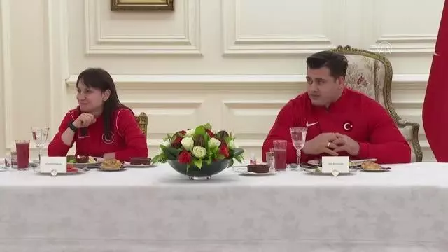 Son Dakika | Cumhurbaşkanı Erdoğan, Avrupa ve Dünya şampiyonalarında madalya kazanan milli sporcularla covid önlemlerinin alındığı iftarda bir araya geldi Son Dakika | Cumhurbaşkanı Erdoğan, Avrupa ve Dünya şampiyonalarında madalya kazanan milli sporcularla covid önlemlerinin alındığı iftarda bir araya geldi
