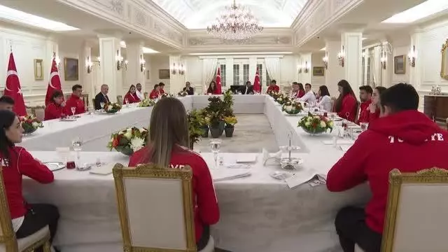 Son Dakika | Cumhurbaşkanı Erdoğan, Avrupa ve Dünya şampiyonalarında madalya kazanan milli sporcularla covid önlemlerinin alındığı iftarda bir araya geldi Son Dakika | Cumhurbaşkanı Erdoğan, Avrupa ve Dünya şampiyonalarında madalya kazanan milli sporcularla covid önlemlerinin alındığı iftarda bir araya geldi