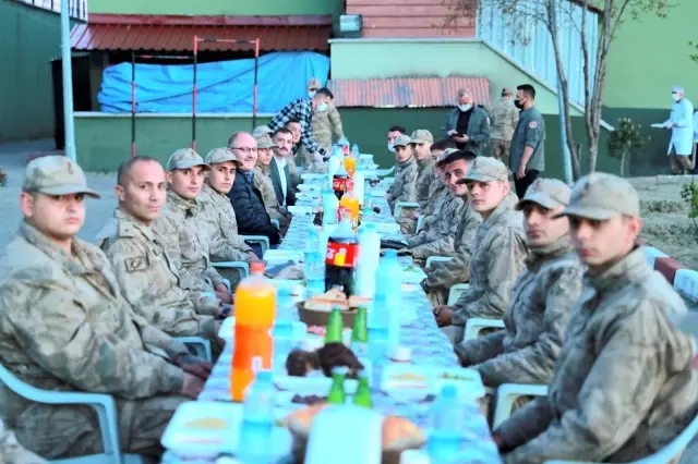 Cumhurbaşkanı Erdoğan'dan 2 bin 200 rakımda Mehmetçiğe sürpriz Cumhurbaşkanı Erdoğan'dan 2 bin 200 rakımda Mehmetçiğe sürpriz