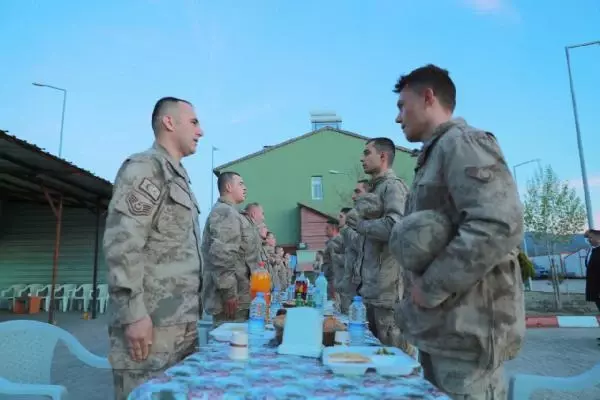 Cumhurbaşkanı Erdoğan'dan iftar yapan askerlere sürpriz telefon Cumhurbaşkanı Erdoğan'dan iftar yapan askerlere sürpriz telefon