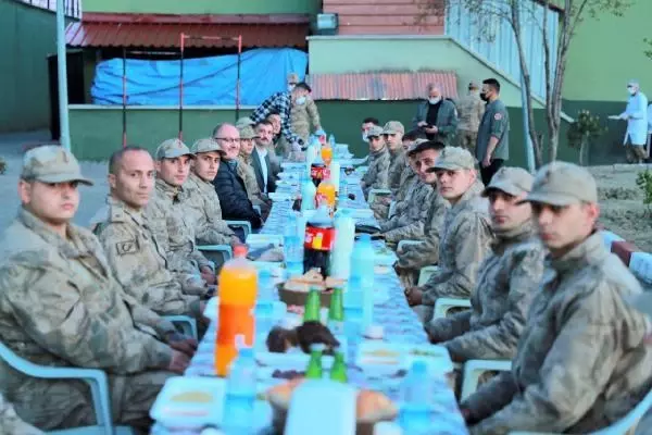 Cumhurbaşkanı Erdoğan'dan iftar yapan askerlere sürpriz telefon Cumhurbaşkanı Erdoğan'dan iftar yapan askerlere sürpriz telefon