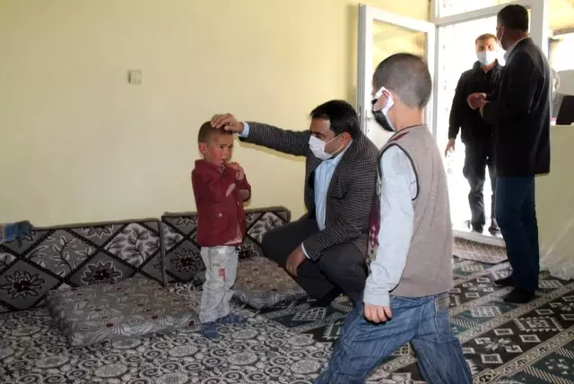 Diyadin'de 'Çatkapı' projesiyle iftar yemekleri vatandaşların evlerine ulaştırılıyor Diyadin'de 'Çatkapı' projesiyle iftar yemekleri vatandaşların evlerine ulaştırılıyor