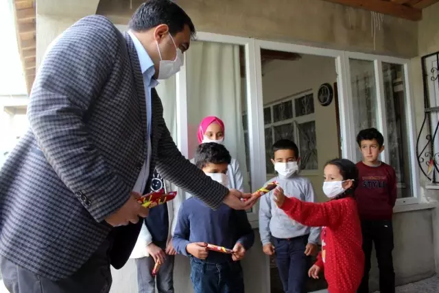 Diyadin'de 'Çatkapı' projesiyle iftar yemekleri vatandaşların evlerine ulaştırılıyor Diyadin'de 'Çatkapı' projesiyle iftar yemekleri vatandaşların evlerine ulaştırılıyor