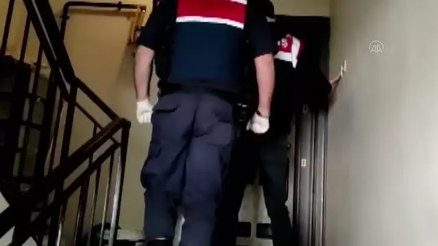 Döviz satma bahanesiyle 200 bin lira dolandıran 4 zanlı tutuklandı Döviz satma bahanesiyle 200 bin lira dolandıran 4 zanlı tutuklandı