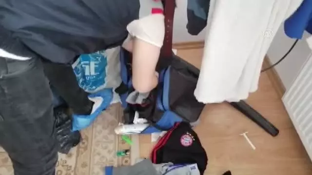 Döviz satma bahanesiyle 200 bin lira dolandıran 4 zanlı tutuklandı Döviz satma bahanesiyle 200 bin lira dolandıran 4 zanlı tutuklandı