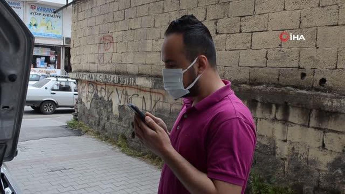 Duyarlı vatandaştan otomobilin sürücüsüne not: 'Kaputta kedi var'