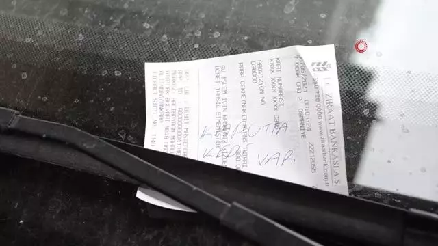 Duyarlı vatandaştan otomobilin sürücüsüne not: 'Kaputta kedi var' Duyarlı vatandaştan otomobilin sürücüsüne not: 'Kaputta kedi var'