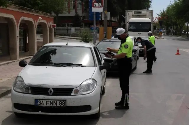 Edirne'de 'tam kapanma' denetimleri aralıksız sürüyor Edirne'de 'tam kapanma' denetimleri aralıksız sürüyor
