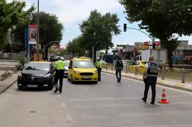 Edirne'de 'tam kapanma' denetimleri aralıksız sürüyor Edirne'de 'tam kapanma' denetimleri aralıksız sürüyor