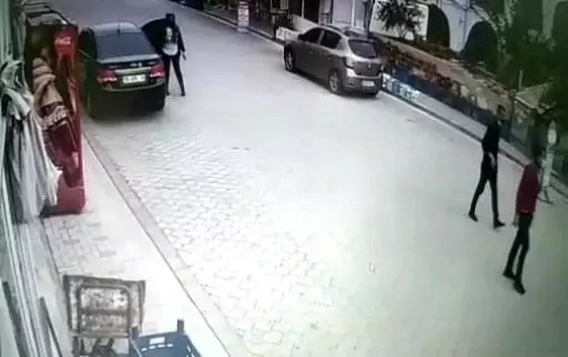 Elazığ'dan gelen 3 mimarı kağıt parçaları ile 200 bin TL dolandıran çete üyeleri tutuklandı Elazığ'dan gelen 3 mimarı kağıt parçaları ile 200 bin TL dolandıran çete üyeleri tutuklandı