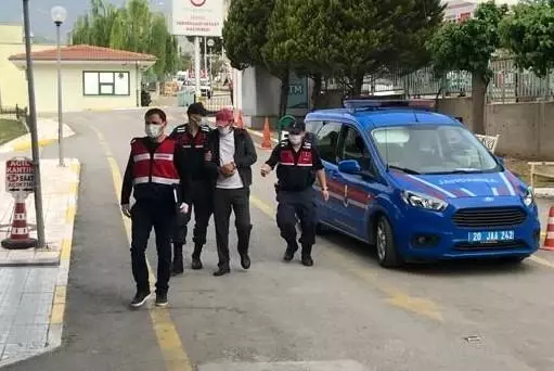 Elazığ'dan gelen 3 mimarı kağıt parçaları ile 200 bin TL dolandıran çete üyeleri tutuklandı Elazığ'dan gelen 3 mimarı kağıt parçaları ile 200 bin TL dolandıran çete üyeleri tutuklandı