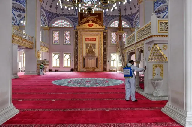 Esenyurt'ta Kadir Gecesi öncesi camiler dezenfekte edildi Esenyurt'ta Kadir Gecesi öncesi camiler dezenfekte edildi