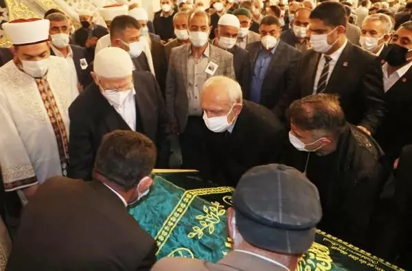 Eski Devlet Bakanı Cemil Erhan, son yolculuğuna uğurlandı Eski Devlet Bakanı Cemil Erhan, son yolculuğuna uğurlandı