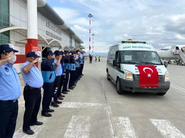 Son dakika haberi | Eski Devlet Bakanı Erhan, Ağrı'da toprağa verildi Son dakika haberi | Eski Devlet Bakanı Erhan, Ağrı'da toprağa verildi