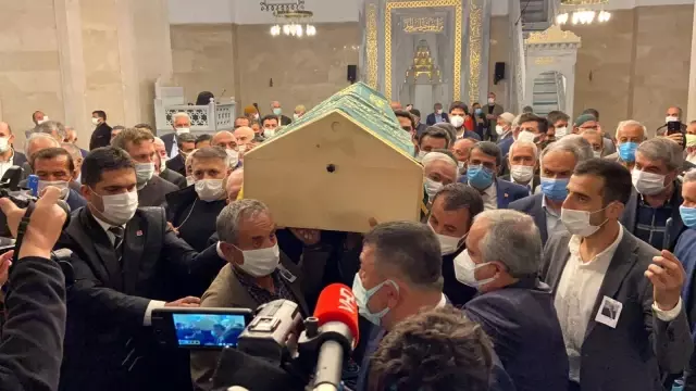 Son dakika haberi | Eski Devlet Bakanı Erhan, Ağrı'da toprağa verildi Son dakika haberi | Eski Devlet Bakanı Erhan, Ağrı'da toprağa verildi