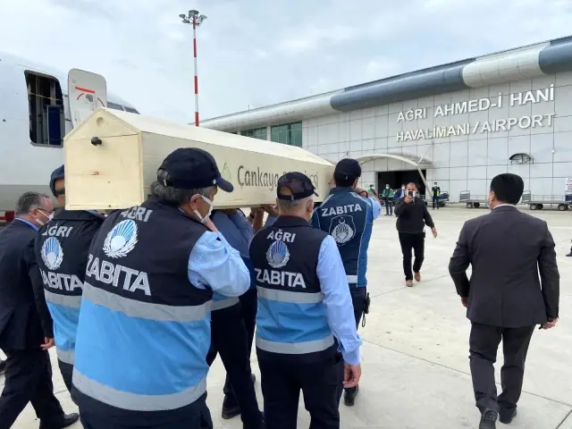 Son dakika haberi | Eski Devlet Bakanı Erhan, Ağrı'da toprağa verildi Son dakika haberi | Eski Devlet Bakanı Erhan, Ağrı'da toprağa verildi