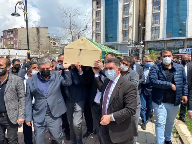 Son dakika haberi | Eski Devlet Bakanı Erhan, Ağrı'da toprağa verildi Son dakika haberi | Eski Devlet Bakanı Erhan, Ağrı'da toprağa verildi