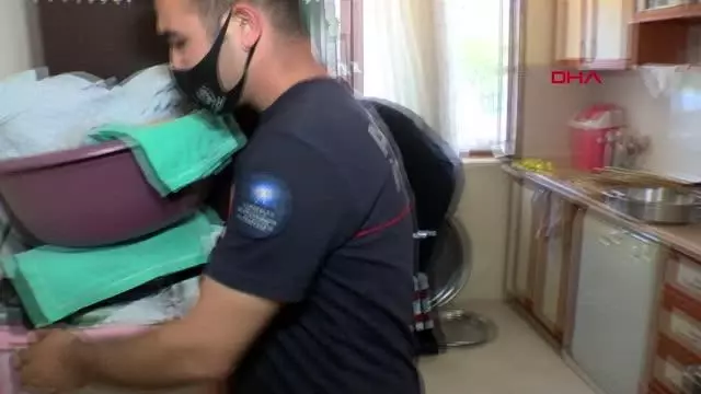 EV SAHİBİNİN YEMEK YAPARKEN GÖRDÜĞÜ YILAN KORKUTTU EV SAHİBİNİN YEMEK YAPARKEN GÖRDÜĞÜ YILAN KORKUTTU