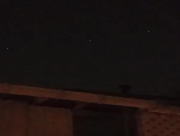 Gökyüzündeki sıralı ışıklar merak uyandırdı Gökyüzündeki sıralı ışıklar merak uyandırdı