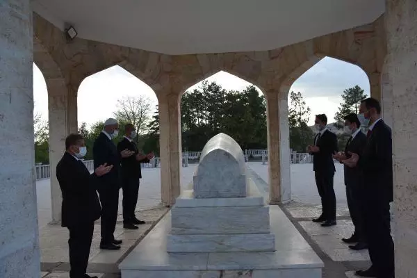Büyük tasavvuf ve halk şairi Yunus Emre kabri başında anıldı Büyük tasavvuf ve halk şairi Yunus Emre kabri başında anıldı