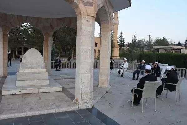 Büyük tasavvuf ve halk şairi Yunus Emre kabri başında anıldı Büyük tasavvuf ve halk şairi Yunus Emre kabri başında anıldı