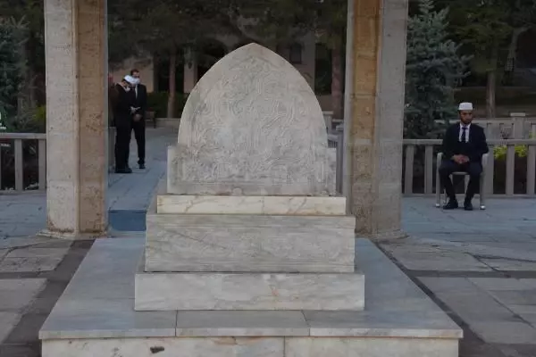 Büyük tasavvuf ve halk şairi Yunus Emre kabri başında anıldı Büyük tasavvuf ve halk şairi Yunus Emre kabri başında anıldı