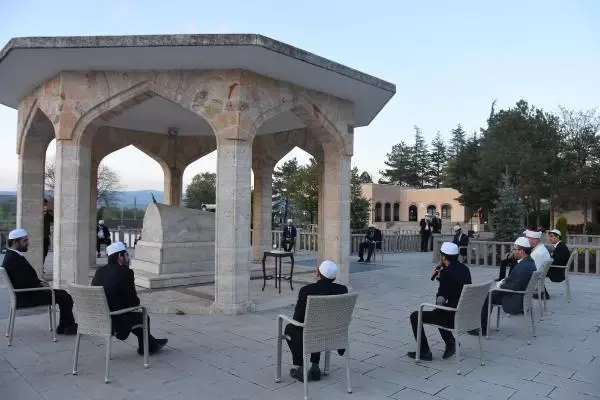 Büyük tasavvuf ve halk şairi Yunus Emre kabri başında anıldı Büyük tasavvuf ve halk şairi Yunus Emre kabri başında anıldı