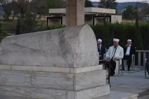 Büyük tasavvuf ve halk şairi Yunus Emre kabri başında anıldı Büyük tasavvuf ve halk şairi Yunus Emre kabri başında anıldı
