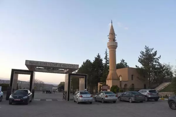 Büyük tasavvuf ve halk şairi Yunus Emre kabri başında anıldı Büyük tasavvuf ve halk şairi Yunus Emre kabri başında anıldı