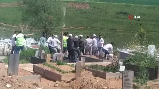 Mezarlıkta kazı sırasında kavga: Kazmayı küreği de alıp birbirlerine girdiler Mezarlıkta kazı sırasında kavga: Kazmayı küreği de alıp birbirlerine girdiler