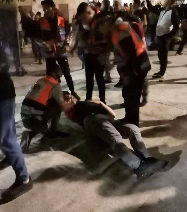 İsrail polisi Mescid-i Aksa'ya girerek cemaate saldırdı İsrail polisi Mescid-i Aksa'ya girerek cemaate saldırdı
