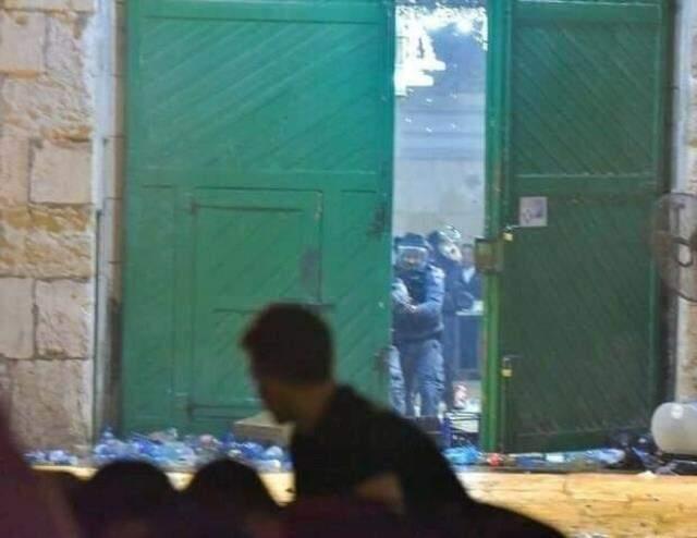 İsrail polisi Mescid-i Aksa'ya girerek cemaate saldırdı İsrail polisi Mescid-i Aksa'ya girerek cemaate saldırdı