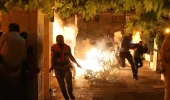İsrail polisi Mescid-i Aksa'ya girerek cemaate saldırdı: 205 yaralı