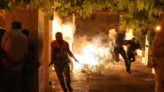 İsrail polisi Mescid-i Aksa'ya girerek cemaate saldırdı: 178 yaralı