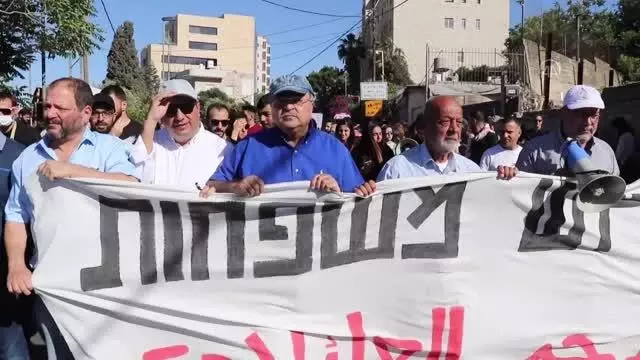 İsrail polisi, Şeyh Cerrah Mahallesindeki Filistinlilere destek veren Arap milletvekillerine saldırdı İsrail polisi, Şeyh Cerrah Mahallesindeki Filistinlilere destek veren Arap milletvekillerine saldırdı