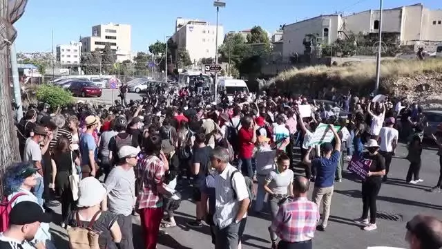 İsrail polisi, Şeyh Cerrah Mahallesindeki Filistinlilere destek veren Arap milletvekillerine saldırdı İsrail polisi, Şeyh Cerrah Mahallesindeki Filistinlilere destek veren Arap milletvekillerine saldırdı