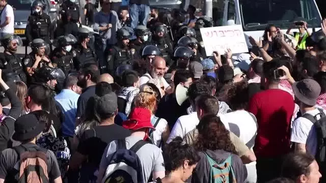 İsrail polisi, Şeyh Cerrah Mahallesindeki Filistinlilere destek veren Arap milletvekillerine saldırdı İsrail polisi, Şeyh Cerrah Mahallesindeki Filistinlilere destek veren Arap milletvekillerine saldırdı
